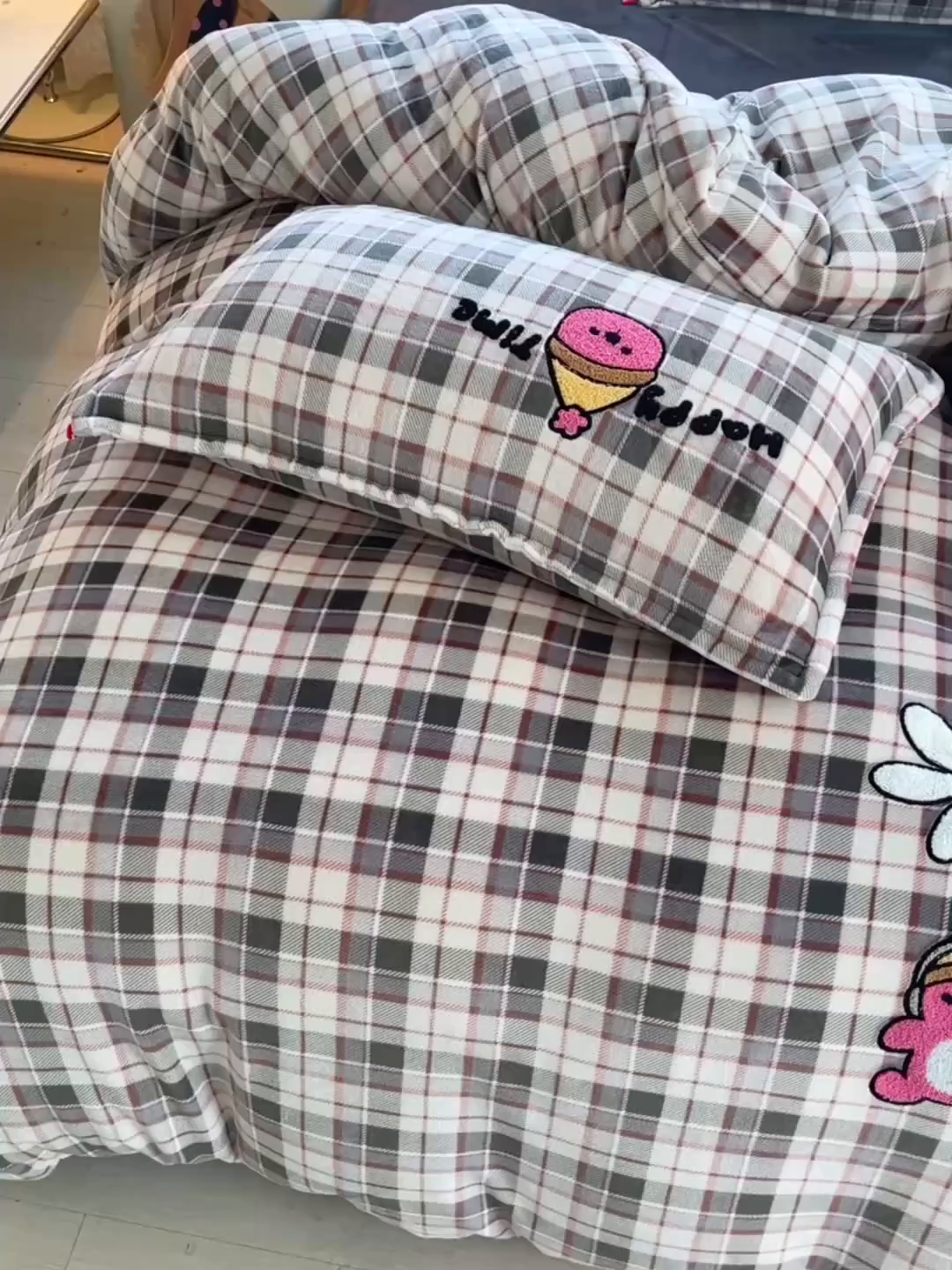 91家纺网 家纺一手货源 找家纺 炫拼家纺 2025新款高克重牛奶绒毛巾绣卡通四件套-可孚系列 可孚-阳光熊猫-灰