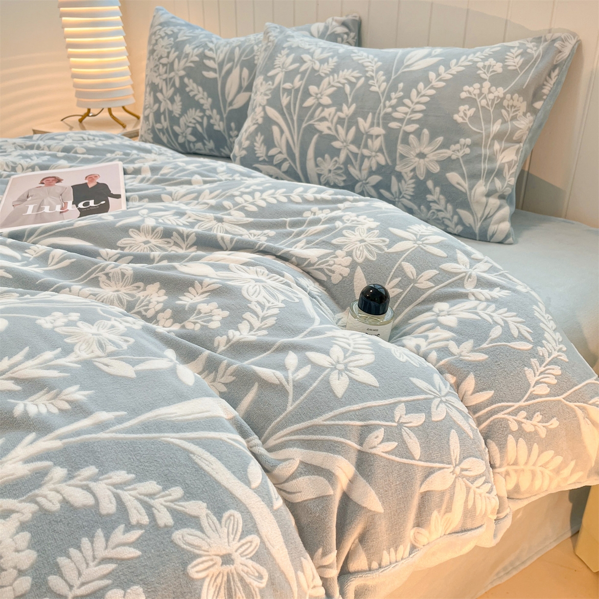 91家纺网 家纺一手货源 找家纺 优迈 2025新款牛奶绒雕花四件套 浅蓝花汀