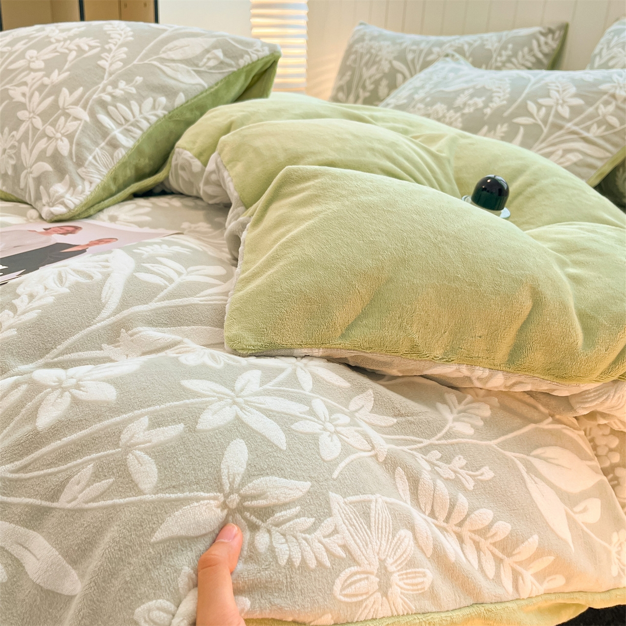 91家纺网 家纺一手货源 找家纺 优迈 2025新款牛奶绒雕花四件套 青蔓花叙