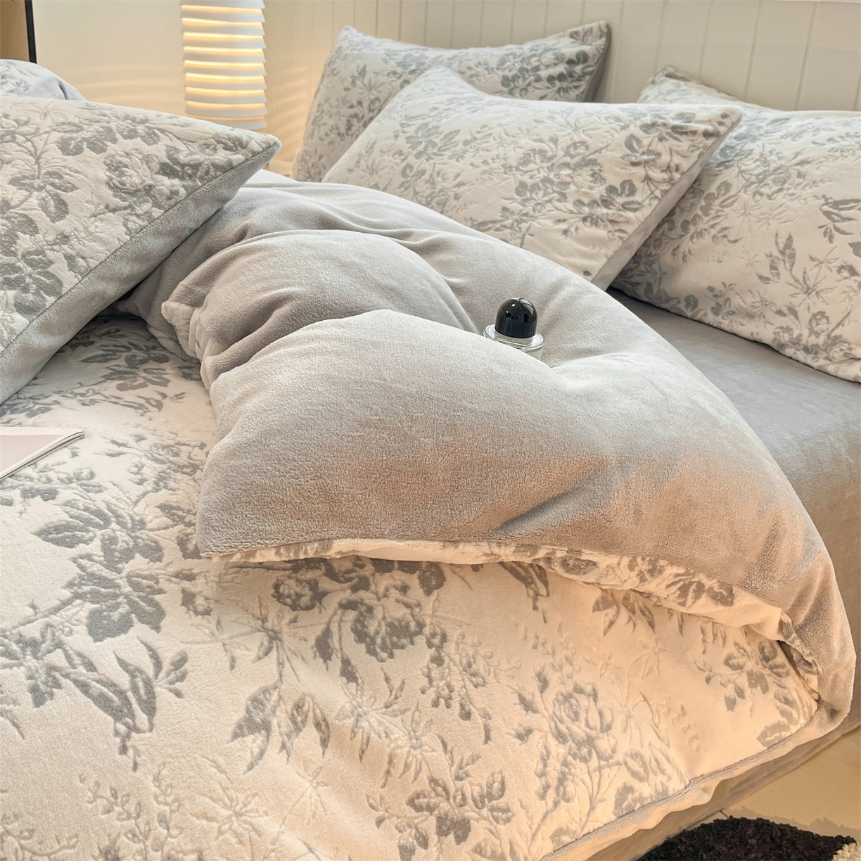 91家纺网 家纺一手货源 找家纺 优迈 2025新款牛奶绒雕花四件套 浅灰花蔓