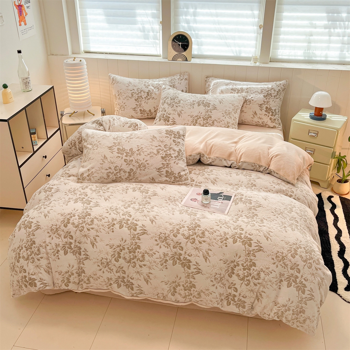 91家纺网 家纺一手货源 找家纺 优迈 2025新款牛奶绒雕花四件套 浅棕花叙