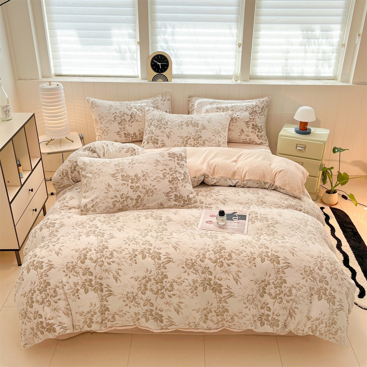 91家纺网 家纺一手货源 找家纺 优迈 2025新款牛奶绒雕花四件套 浅棕花叙