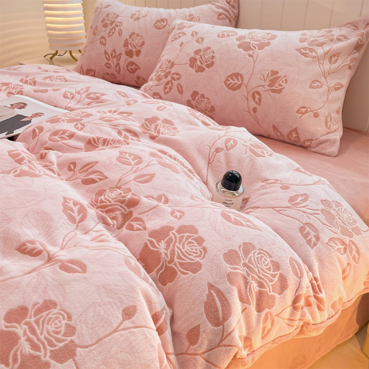 91家纺网 家纺一手货源 找家纺 优迈 2025新款牛奶绒雕花四件套 粉漾玫瑰