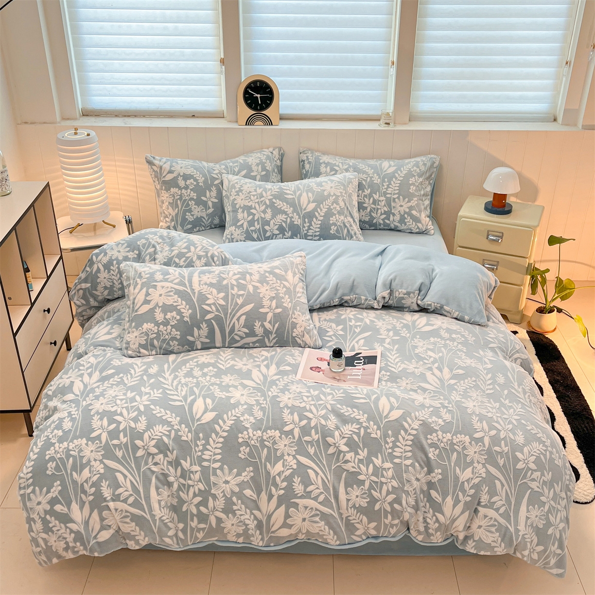 91家纺网 家纺一手货源 找家纺 优迈 2025新款牛奶绒雕花四件套 浅蓝花汀