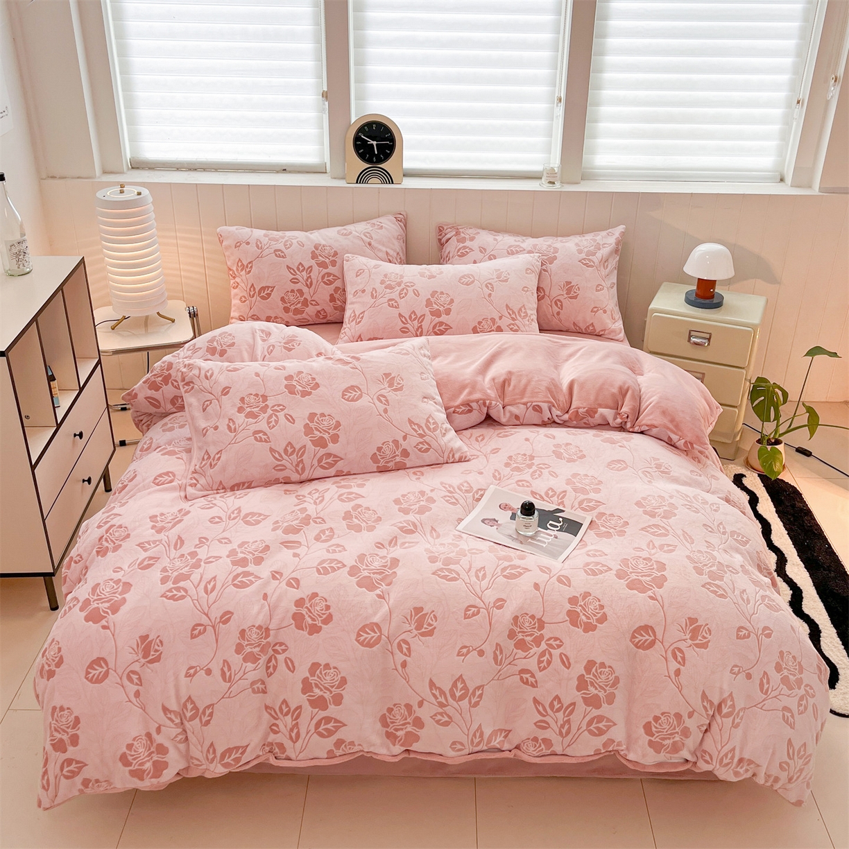 91家纺网 家纺一手货源 找家纺 优迈 2025新款牛奶绒雕花四件套 粉漾玫瑰