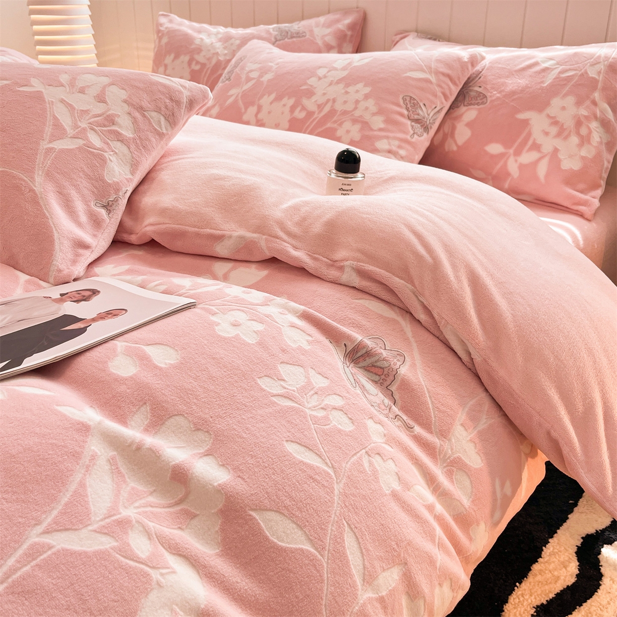 91家纺网 家纺一手货源 找家纺 优迈 2025新款牛奶绒雕花四件套 蝶舞花踪