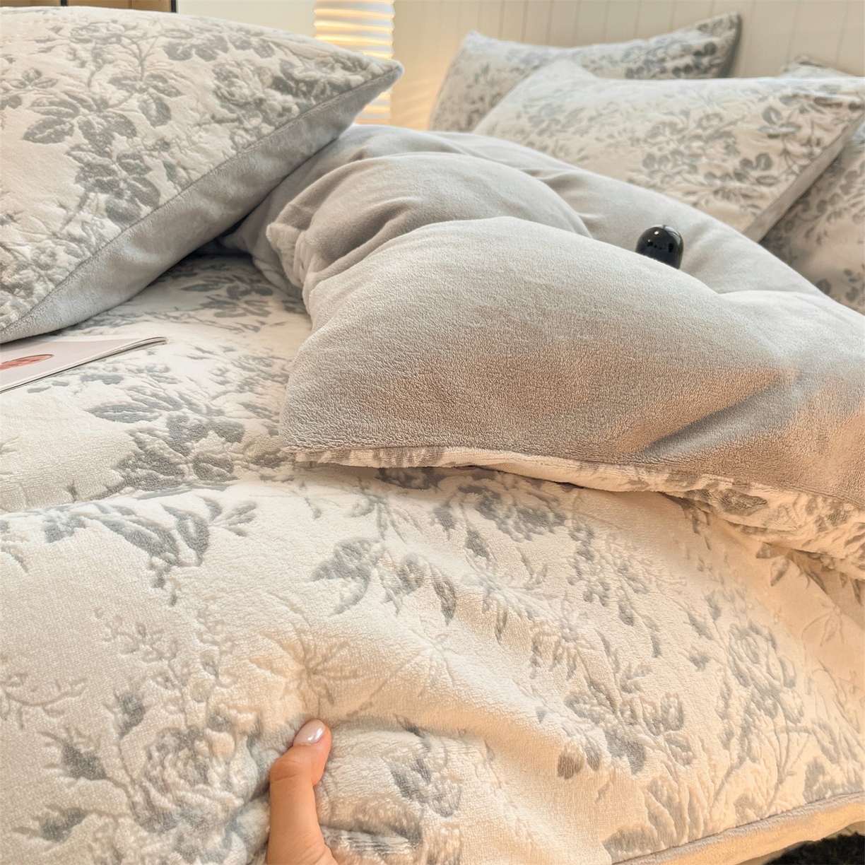 91家纺网 家纺一手货源 找家纺 优迈 2025新款牛奶绒雕花四件套 浅灰花蔓