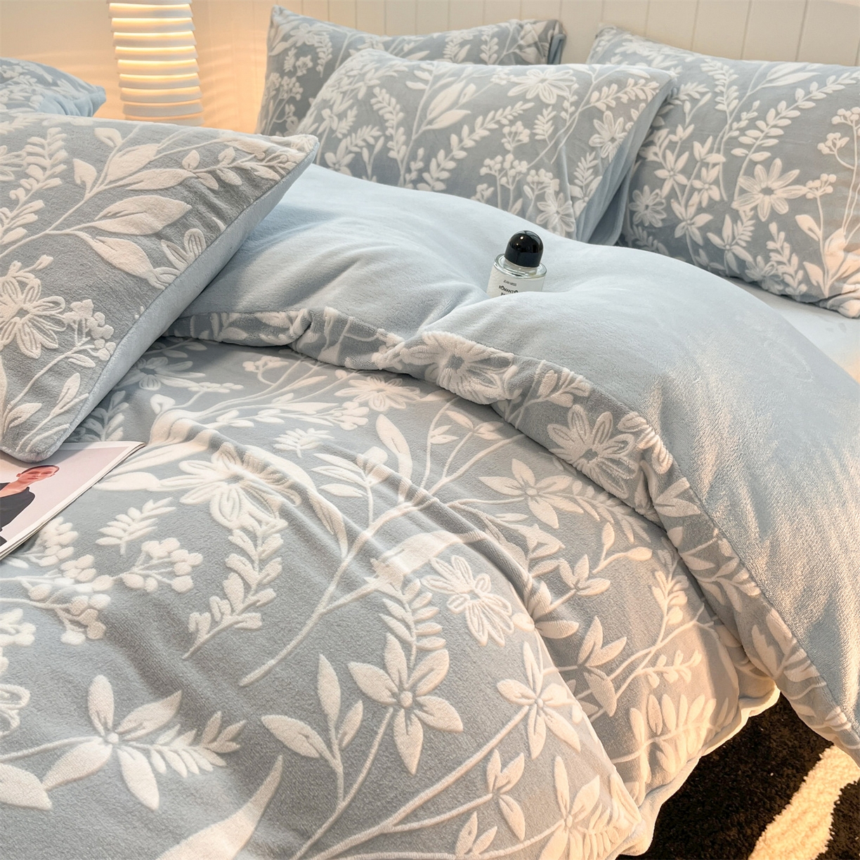 91家纺网 家纺一手货源 找家纺 优迈 2025新款牛奶绒雕花四件套 浅蓝花汀