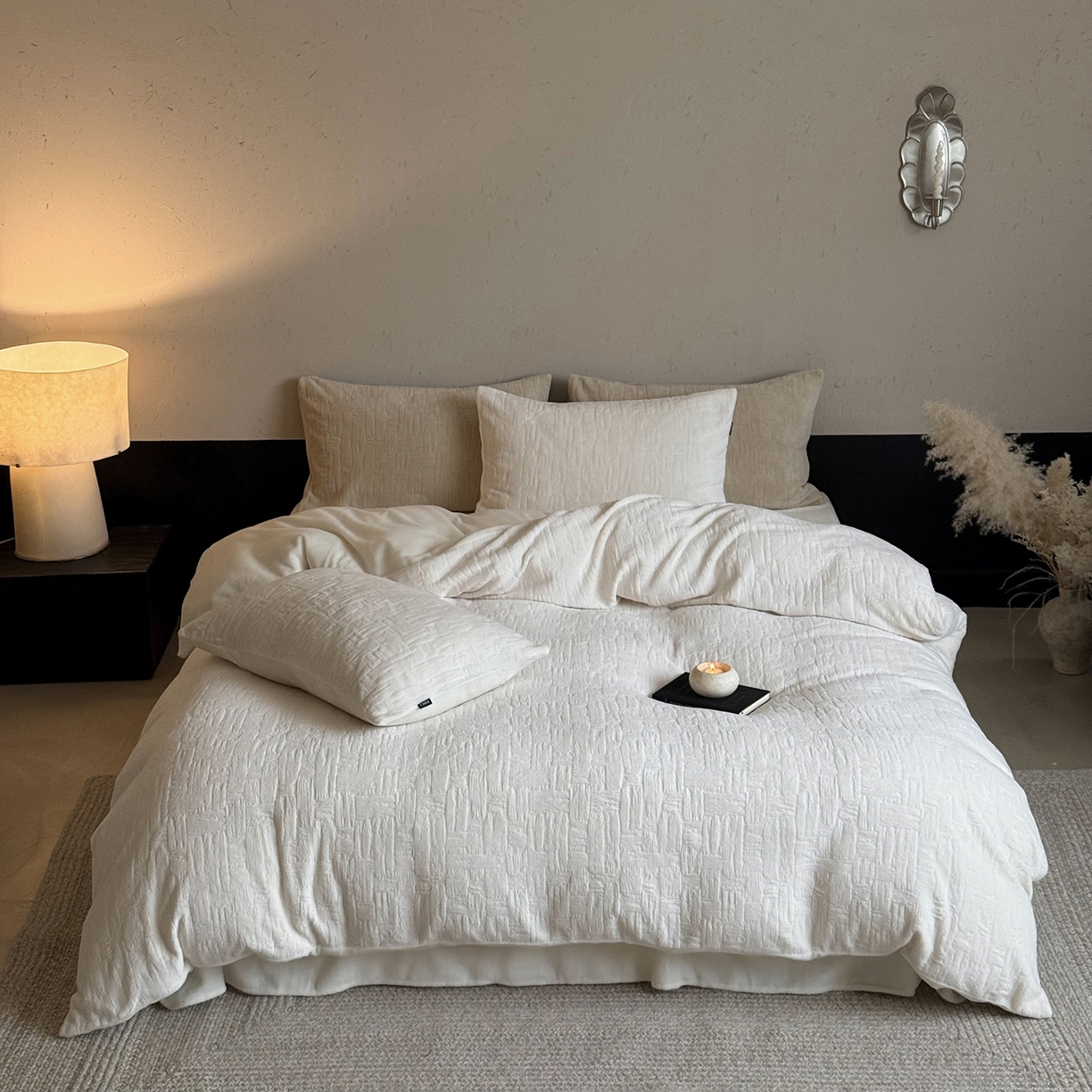 91家纺网 家纺一手货源 找家纺 鹿班家居 2025新款冬季高克重牛奶绒立体雕花系列四件套-罗马假日（标准会员-10元） 罗马假日-白色