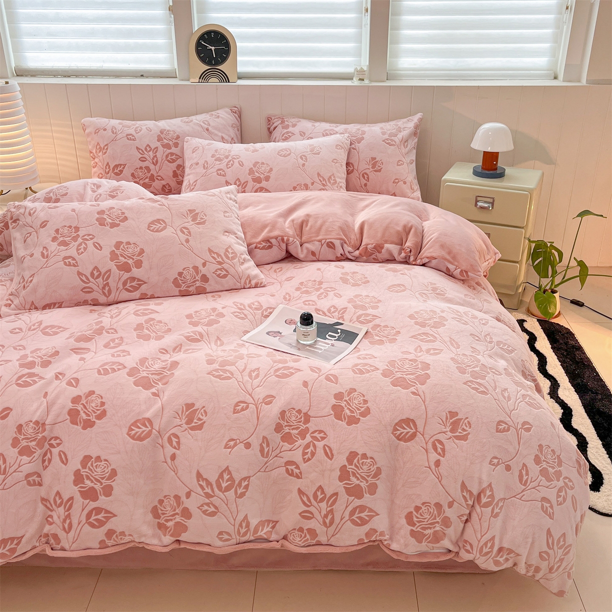 91家纺网 家纺一手货源 找家纺 优迈 2025新款牛奶绒雕花四件套 粉漾玫瑰