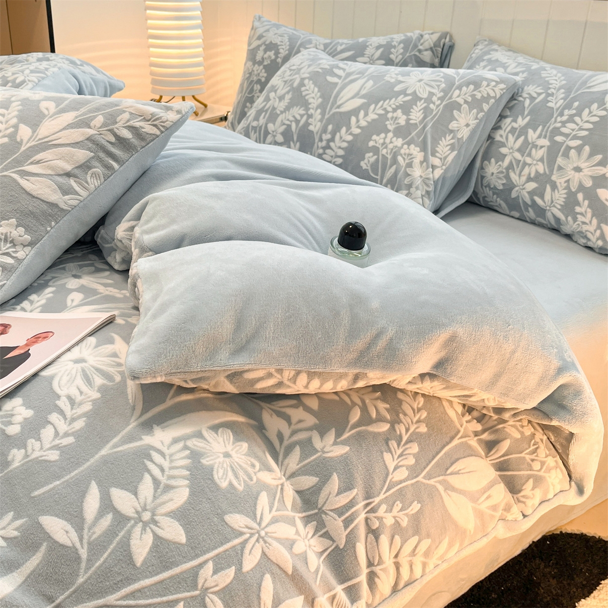 91家纺网 家纺一手货源 找家纺 优迈 2025新款牛奶绒雕花四件套 浅蓝花汀