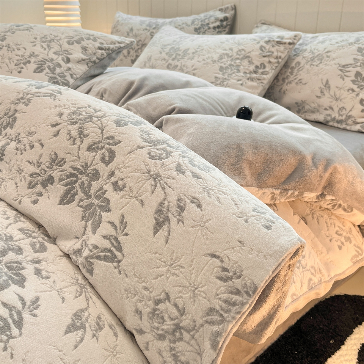 优迈 2025新款牛奶绒雕花四件套 浅灰花蔓