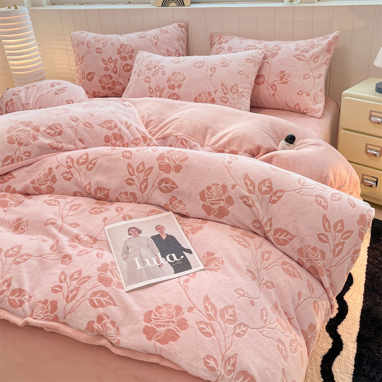 91家纺网 家纺一手货源 找家纺 优迈 2025新款牛奶绒雕花四件套 粉漾玫瑰