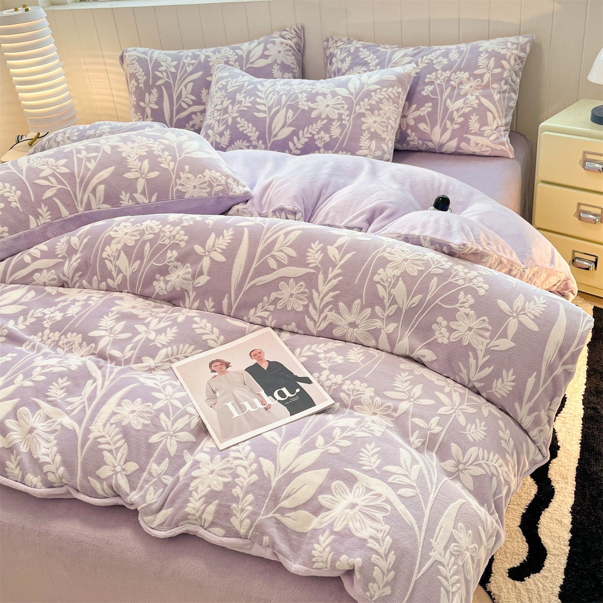 91家纺网 家纺一手货源 找家纺 优迈 2025新款牛奶绒雕花四件套 紫蔓花影