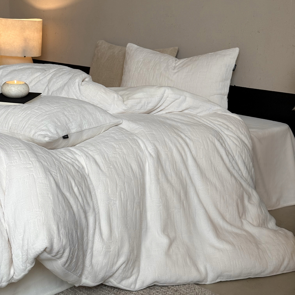 91家纺网 家纺一手货源 找家纺 鹿班家居 2025新款冬季高克重牛奶绒立体雕花系列四件套-罗马假日（标准会员-10元） 罗马假日-白色