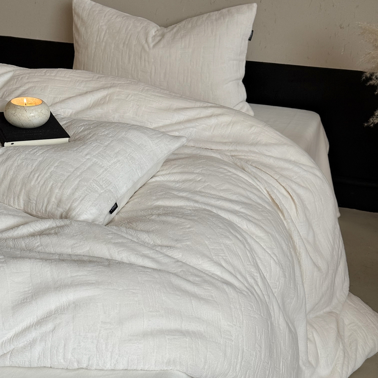 91家纺网 家纺一手货源 找家纺 鹿班家居 2025新款冬季高克重牛奶绒立体雕花系列四件套-罗马假日（标准会员-10元） 罗马假日-白色