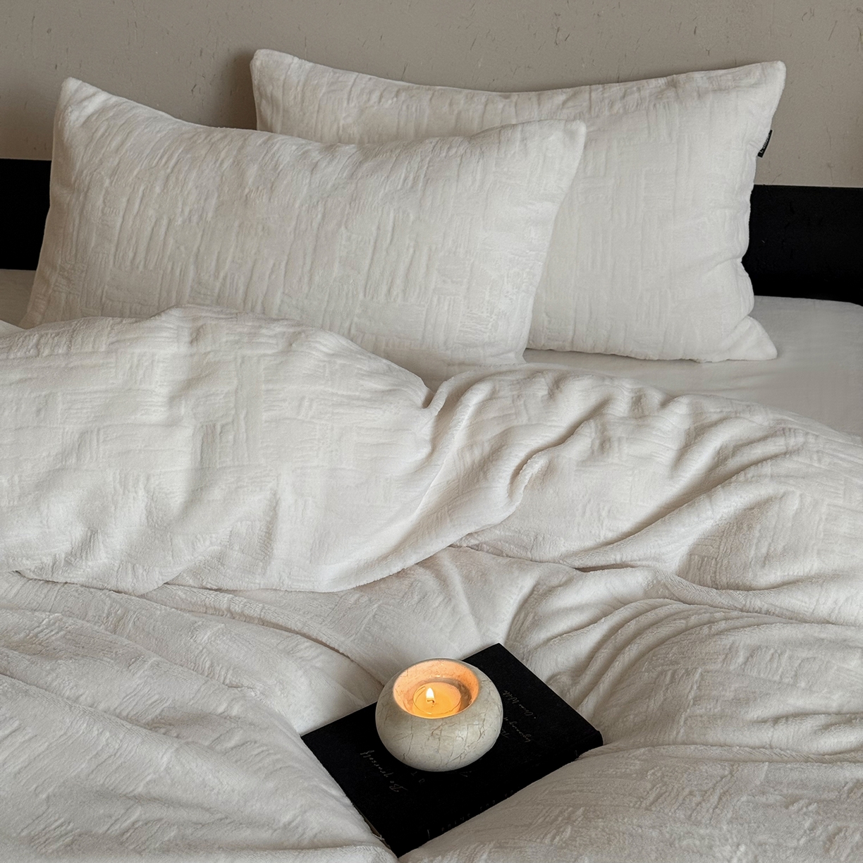 91家纺网 家纺一手货源 找家纺 鹿班家居 2025新款冬季高克重牛奶绒立体雕花系列四件套-罗马假日（标准会员-10元） 罗马假日-白色