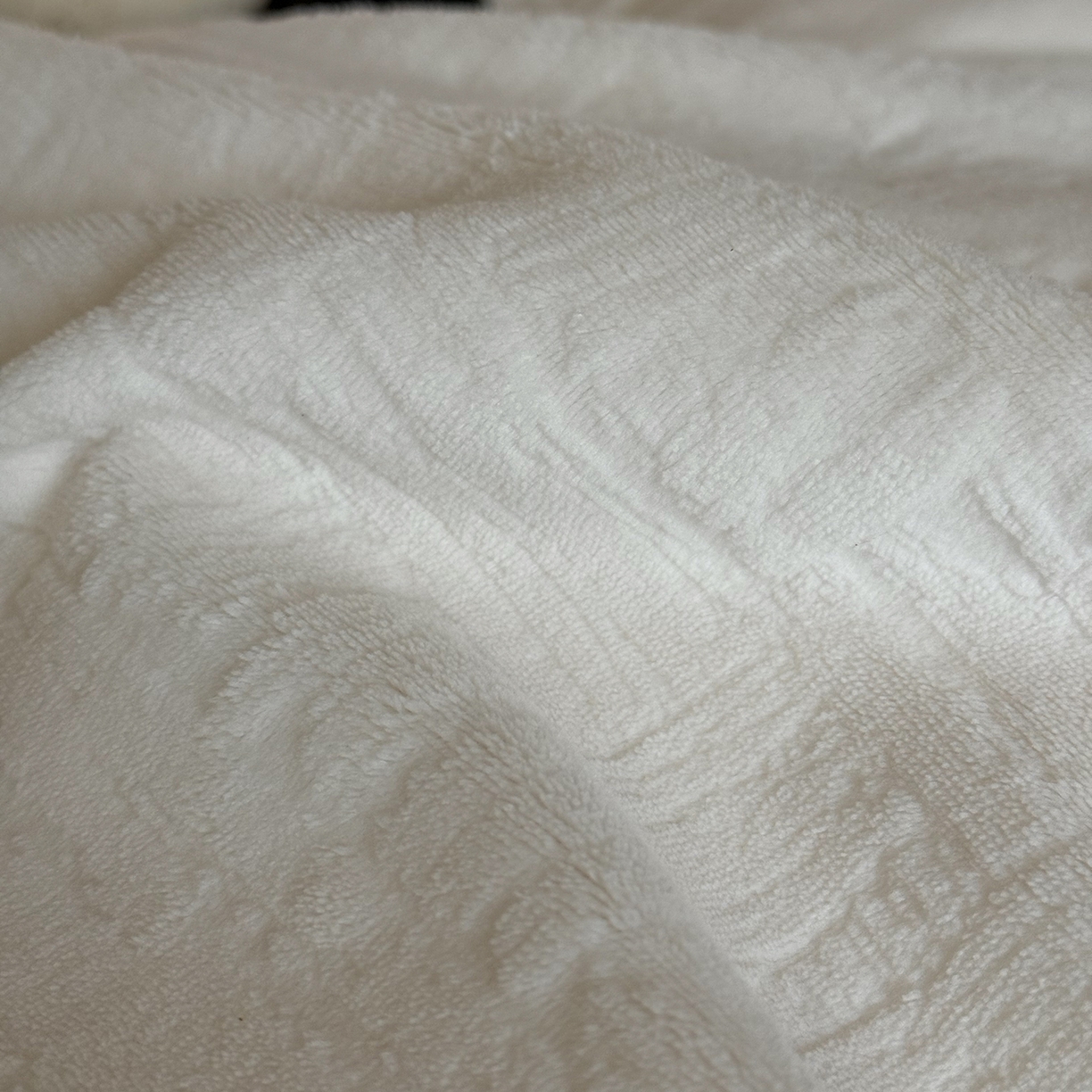 91家纺网 家纺一手货源 找家纺 鹿班家居 2025新款冬季高克重牛奶绒立体雕花系列四件套-罗马假日（标准会员-10元） 罗马假日-白色