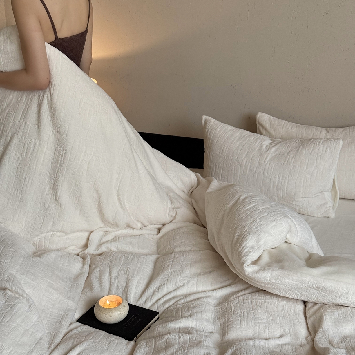 91家纺网 家纺一手货源 找家纺 鹿班家居 2025新款冬季高克重牛奶绒立体雕花系列四件套-罗马假日（标准会员-10元） 罗马假日-白色