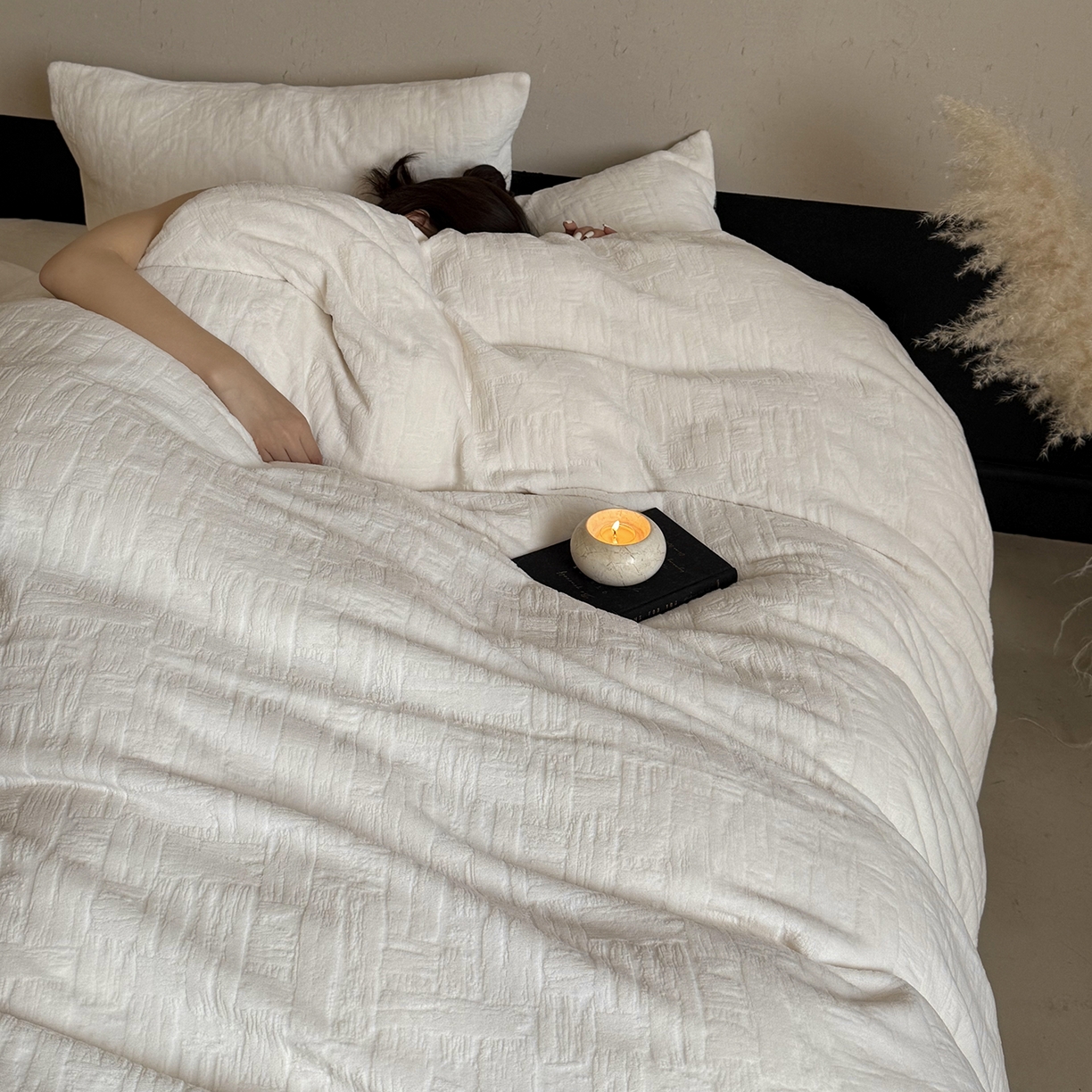 91家纺网 家纺一手货源 找家纺 鹿班家居 2025新款冬季高克重牛奶绒立体雕花系列四件套-罗马假日（标准会员-10元） 罗马假日-白色