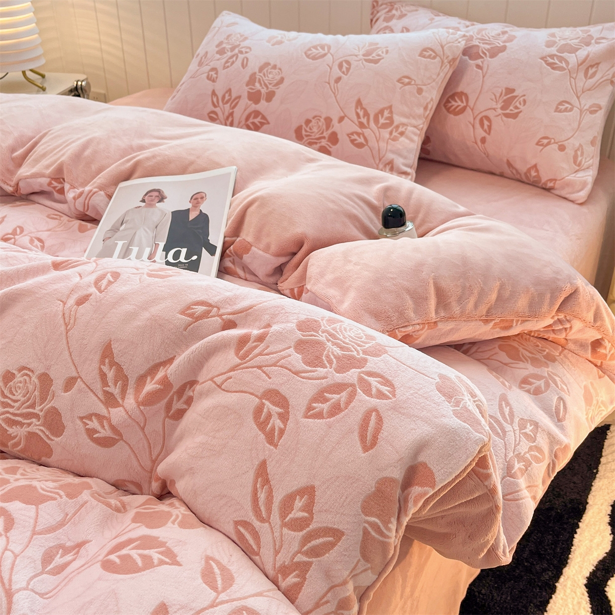 91家纺网 家纺一手货源 找家纺 优迈 2025新款牛奶绒雕花四件套 粉漾玫瑰