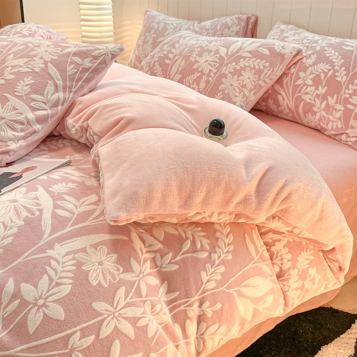 91家纺网 家纺一手货源 找家纺 优迈 2025新款牛奶绒雕花四件套 粉花蔓语