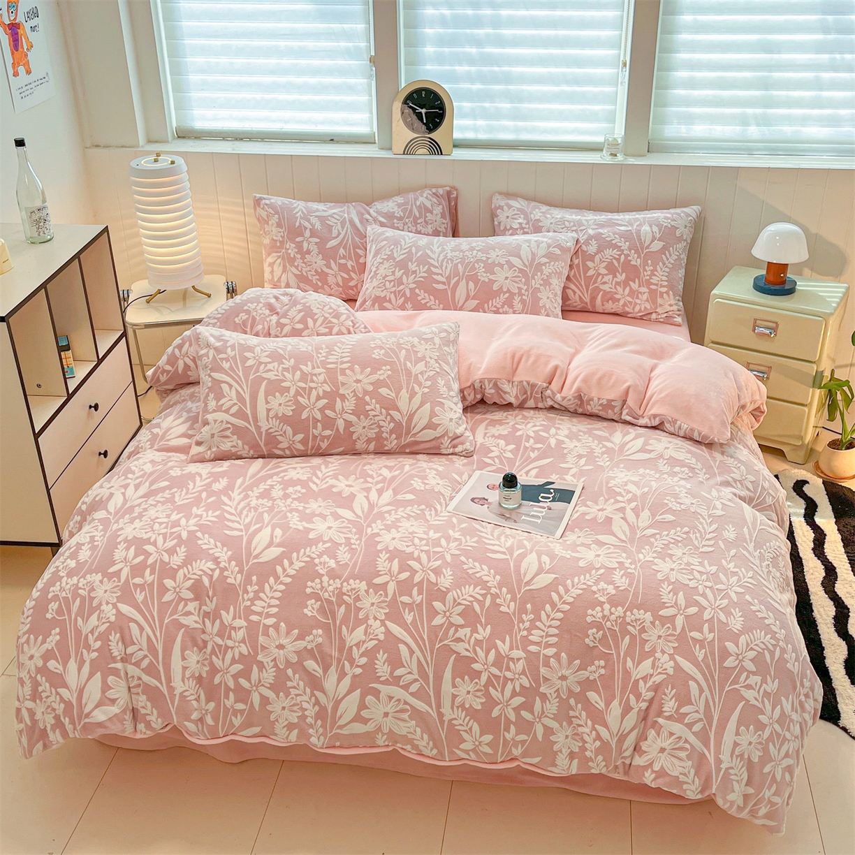 91家纺网 家纺一手货源 找家纺 优迈 2025新款牛奶绒雕花四件套 粉花蔓语