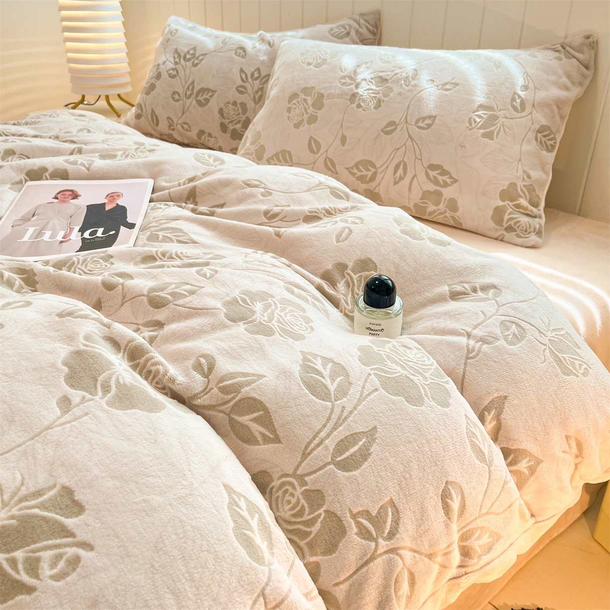 91家纺网 家纺一手货源 找家纺 优迈 2025新款牛奶绒雕花四件套 浅棕花漾