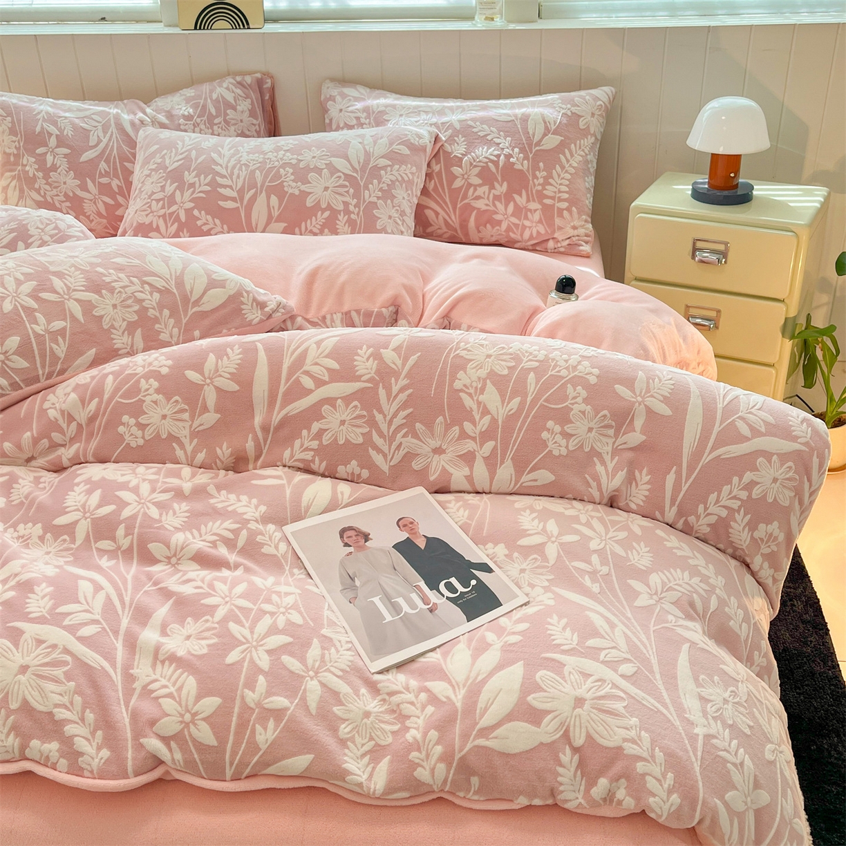 91家纺网 家纺一手货源 找家纺 优迈 2025新款牛奶绒雕花四件套 粉花蔓语