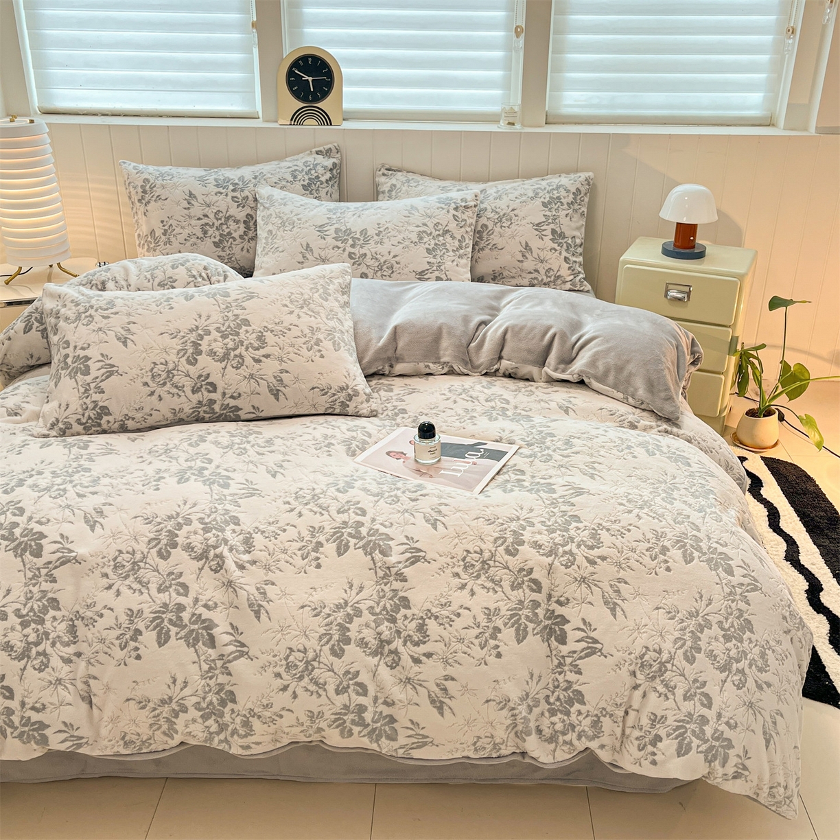 91家纺网 家纺一手货源 找家纺 优迈 2025新款牛奶绒雕花四件套 浅灰花蔓