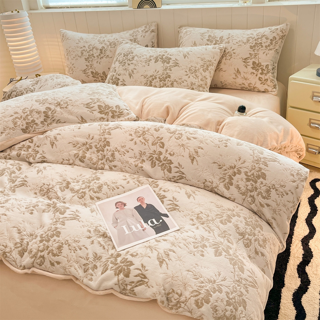 91家纺网 家纺一手货源 找家纺 优迈 2025新款牛奶绒雕花四件套 浅棕花叙