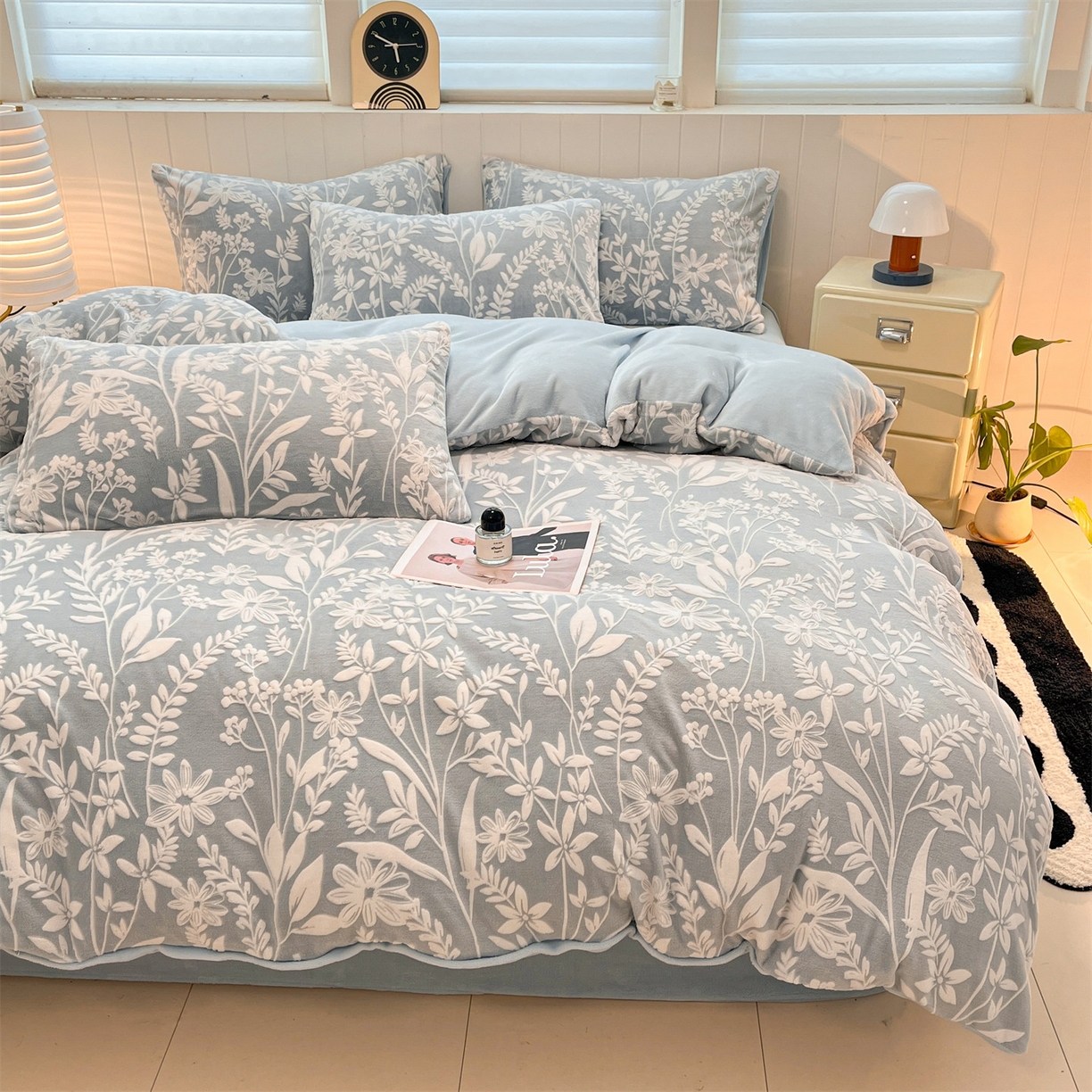 91家纺网 家纺一手货源 找家纺 优迈 2025新款牛奶绒雕花四件套 浅蓝花汀