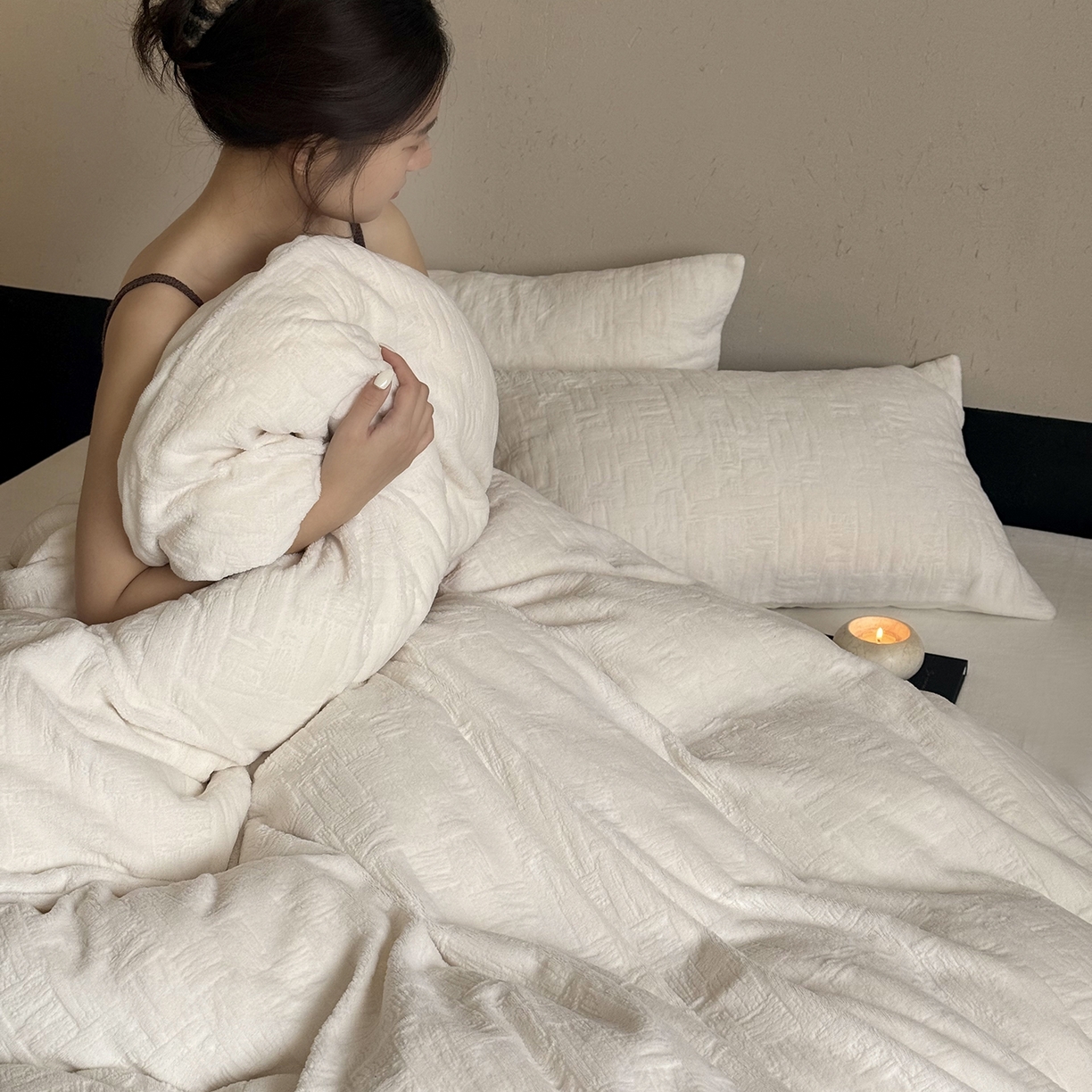 91家纺网 家纺一手货源 找家纺 鹿班家居 2025新款冬季高克重牛奶绒立体雕花系列四件套-罗马假日（标准会员-10元） 罗马假日-白色