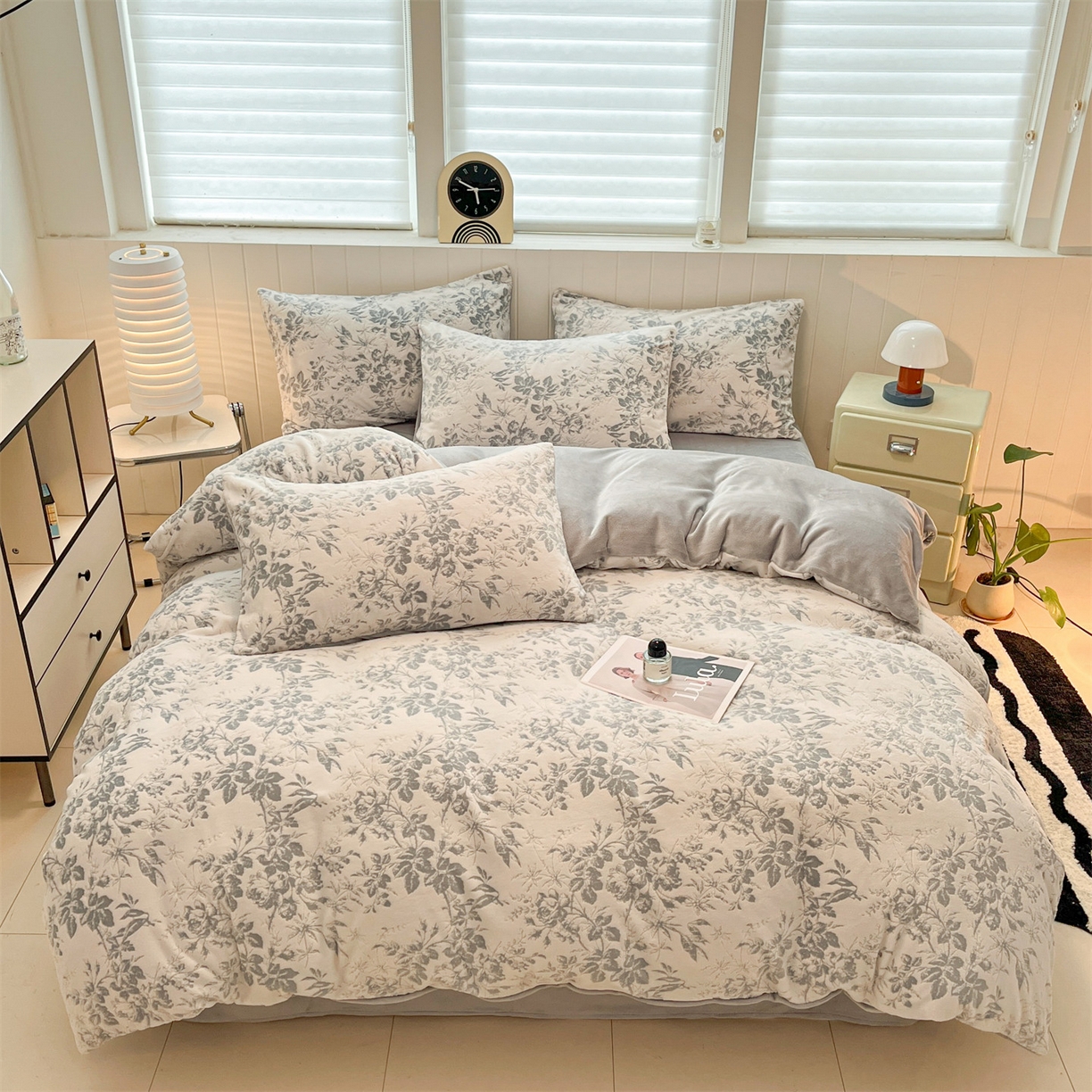 91家纺网 家纺一手货源 找家纺 优迈 2025新款牛奶绒雕花四件套 浅灰花蔓