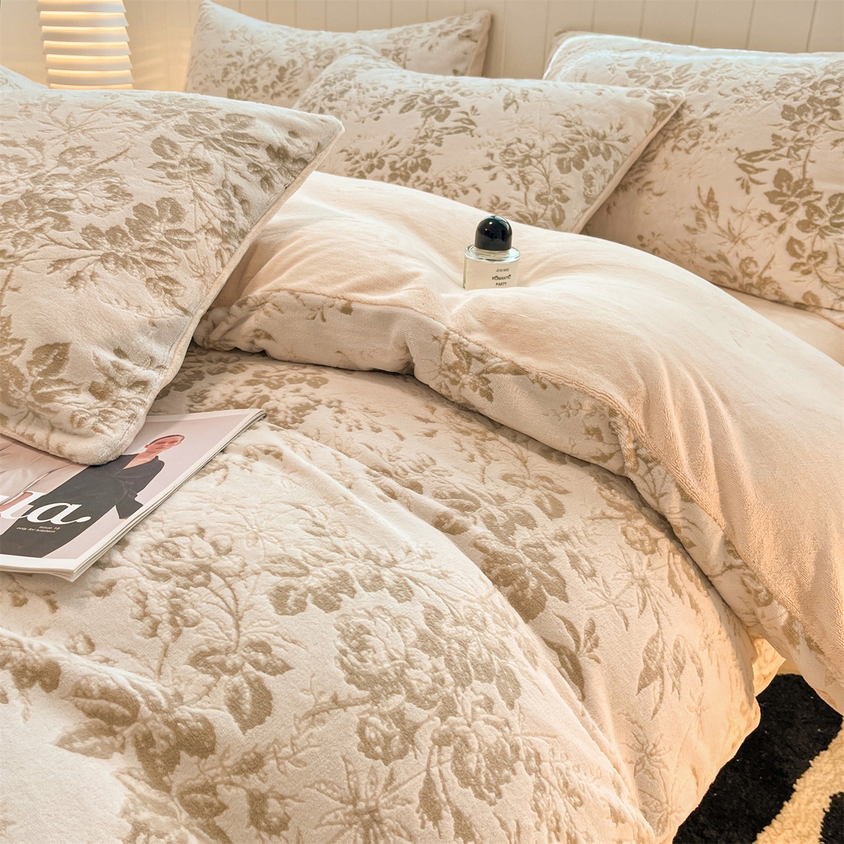 91家纺网 家纺一手货源 找家纺 优迈 2025新款牛奶绒雕花四件套 浅棕花叙
