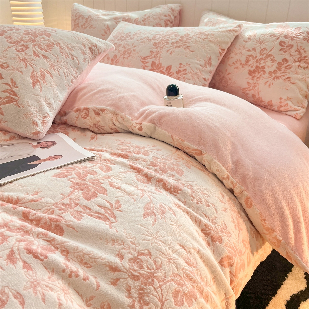 91家纺网 家纺一手货源 找家纺 优迈 2025新款牛奶绒雕花四件套 粉黛繁花