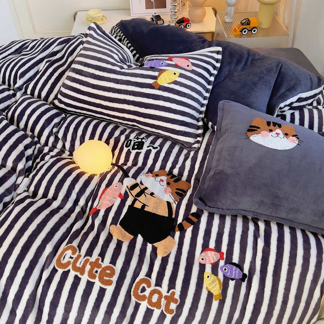 91家纺网 家纺一手货源 找家纺 炫拼家纺 2025新款高克重牛奶绒毛巾绣卡通四件套-可孚系列 可孚-钓鱼的猫