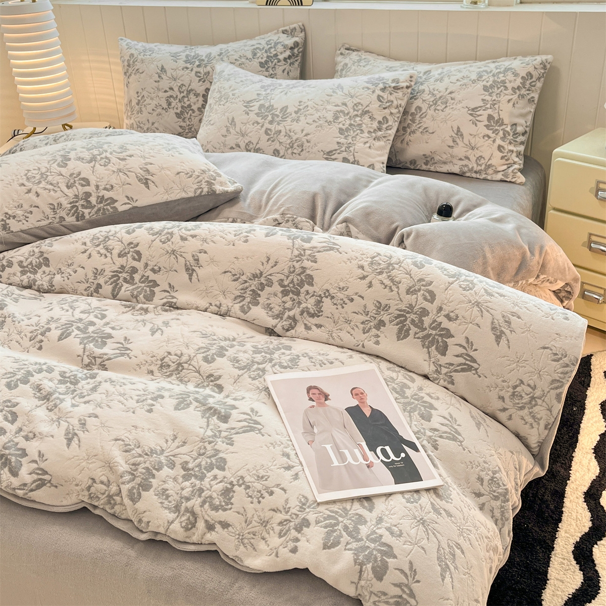 91家纺网 家纺一手货源 找家纺 优迈 2025新款牛奶绒雕花四件套 浅灰花蔓