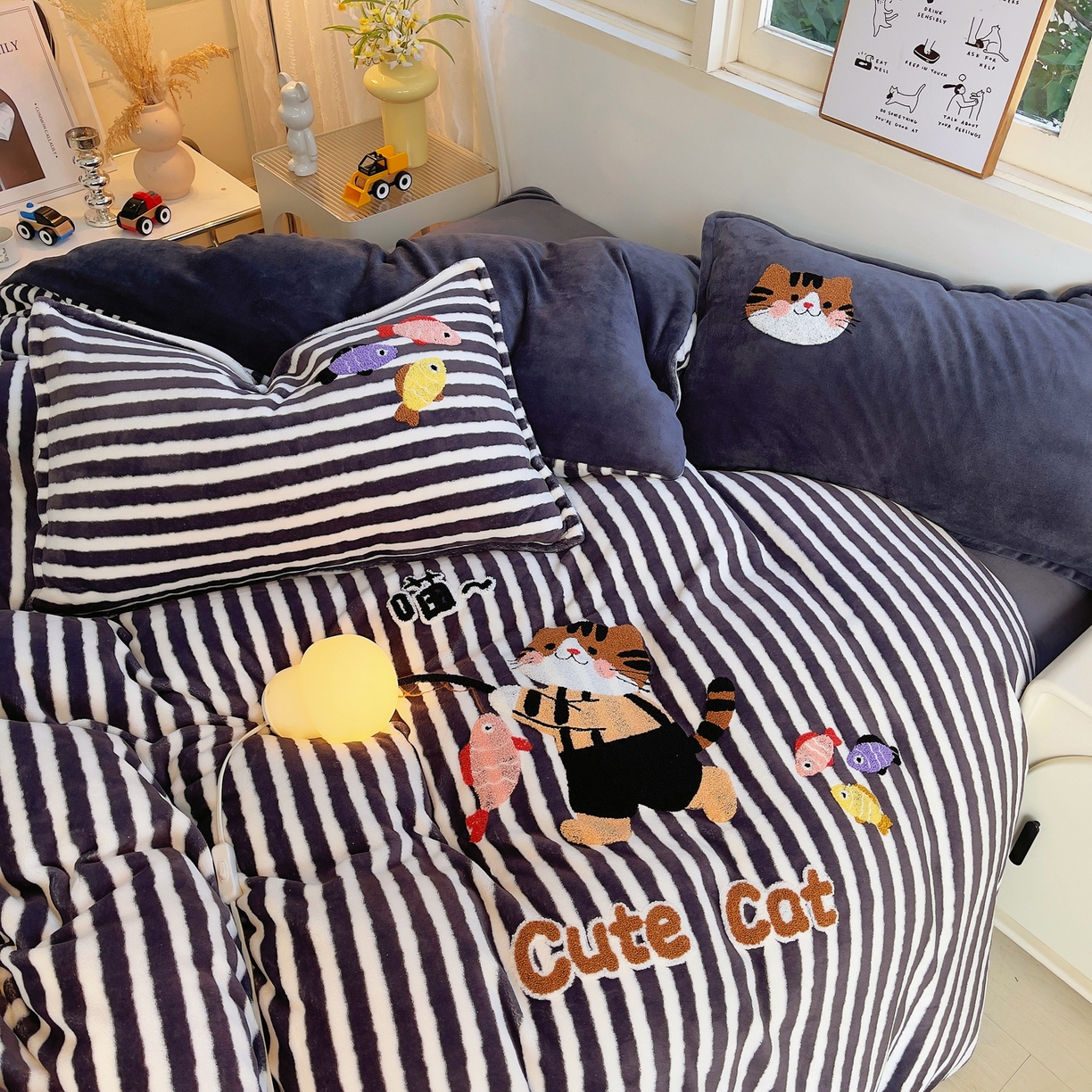 91家纺网 家纺一手货源 找家纺 炫拼家纺 2025新款高克重牛奶绒毛巾绣卡通四件套-可孚系列 可孚-钓鱼的猫