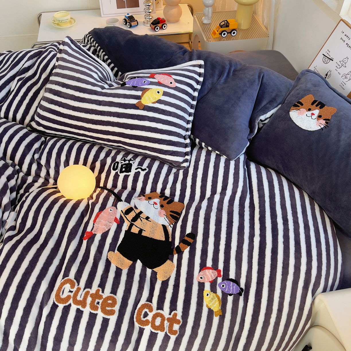 91家纺网 家纺一手货源 找家纺 炫拼家纺 2025新款高克重牛奶绒毛巾绣卡通四件套-可孚系列 可孚-钓鱼的猫