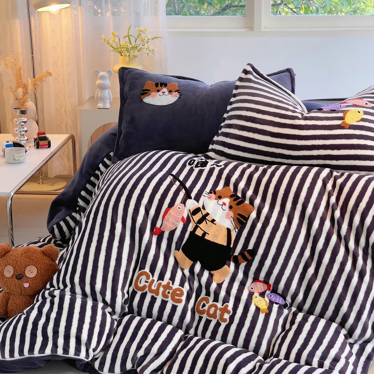 91家纺网 家纺一手货源 找家纺 炫拼家纺 2025新款高克重牛奶绒毛巾绣卡通四件套-可孚系列 可孚-钓鱼的猫