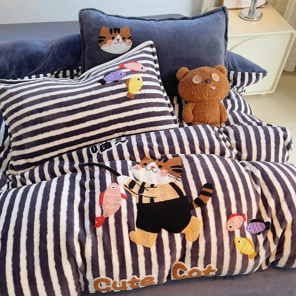 91家纺网 家纺一手货源 找家纺 炫拼家纺 2025新款高克重牛奶绒毛巾绣卡通四件套-可孚系列 可孚-钓鱼的猫