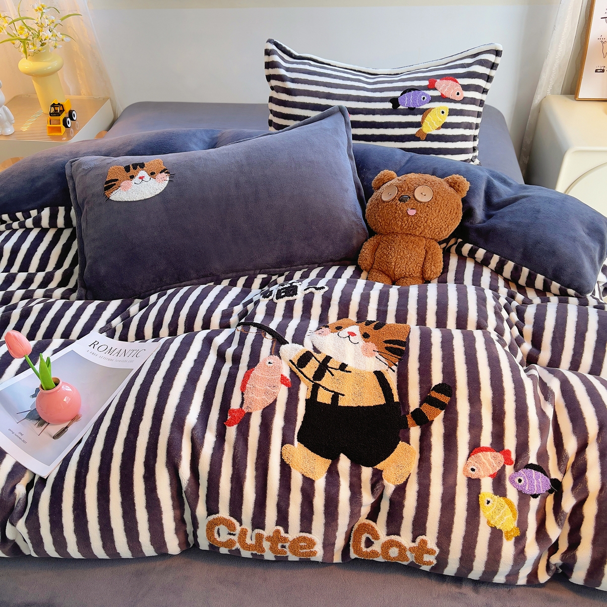 91家纺网 家纺一手货源 找家纺 炫拼家纺 2025新款高克重牛奶绒毛巾绣卡通四件套-可孚系列 可孚-钓鱼的猫