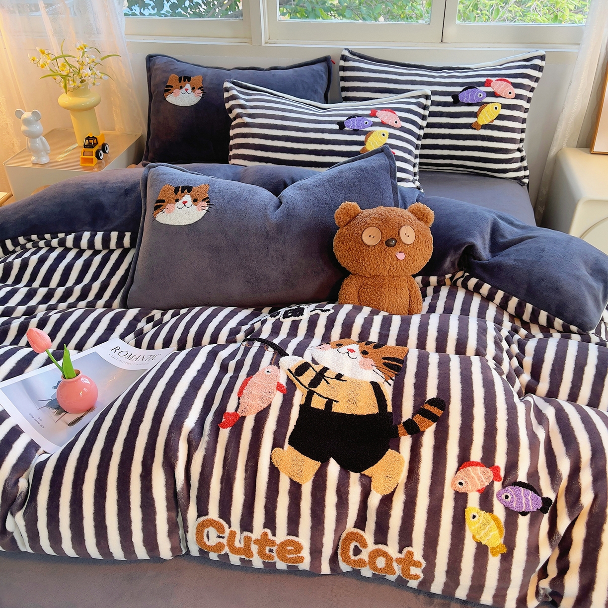 91家纺网 家纺一手货源 找家纺 炫拼家纺 2025新款高克重牛奶绒毛巾绣卡通四件套-可孚系列 可孚-钓鱼的猫