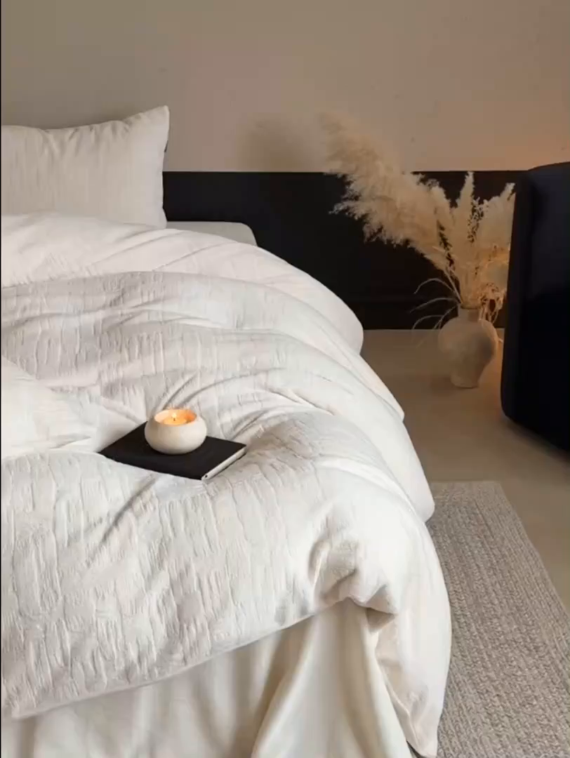 91家纺网 家纺一手货源 找家纺 鹿班家居 2025新款冬季高克重牛奶绒立体雕花系列四件套-罗马假日（标准会员-10元） 罗马假日-白色