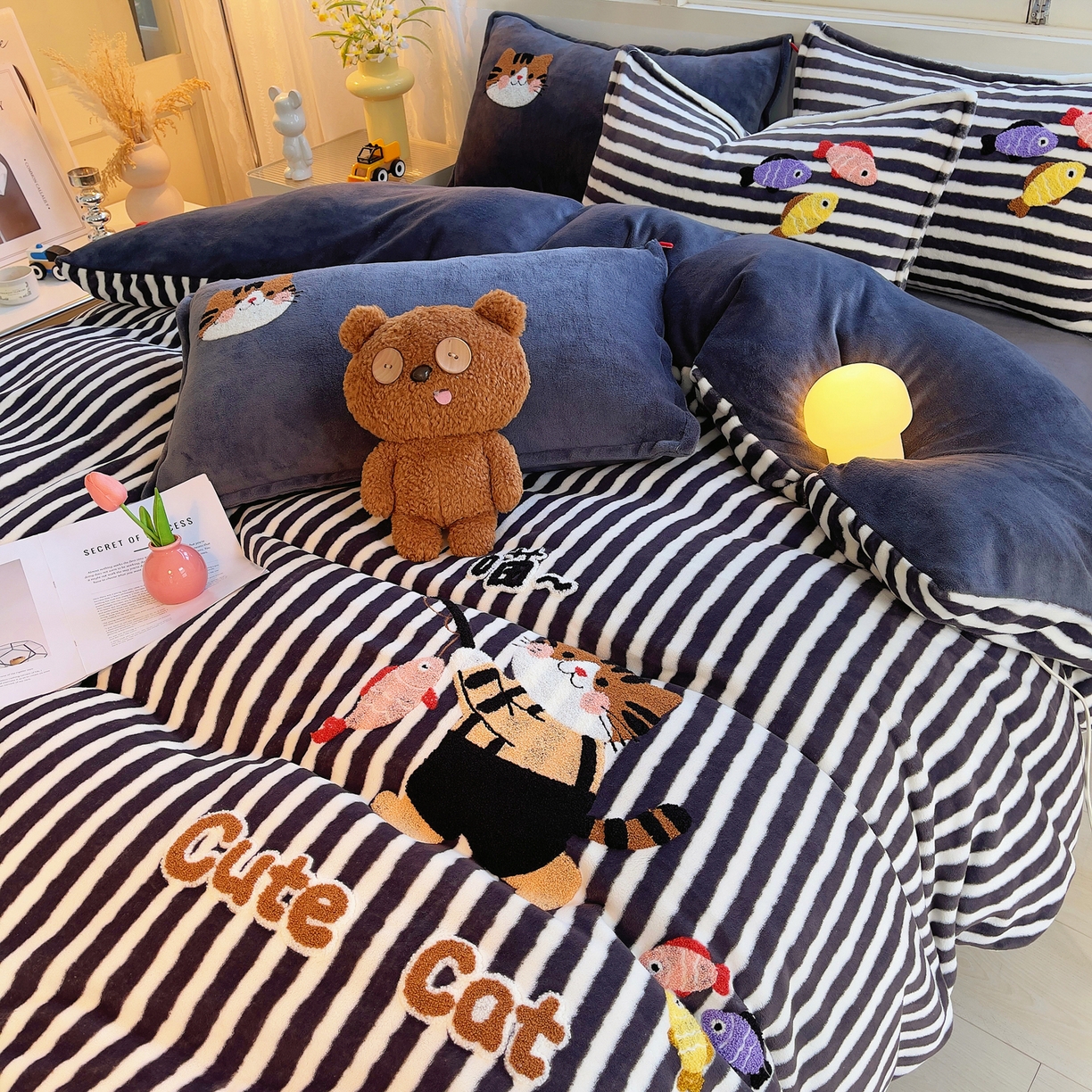 91家纺网 家纺一手货源 找家纺 炫拼家纺 2025新款高克重牛奶绒毛巾绣卡通四件套-可孚系列 可孚-钓鱼的猫