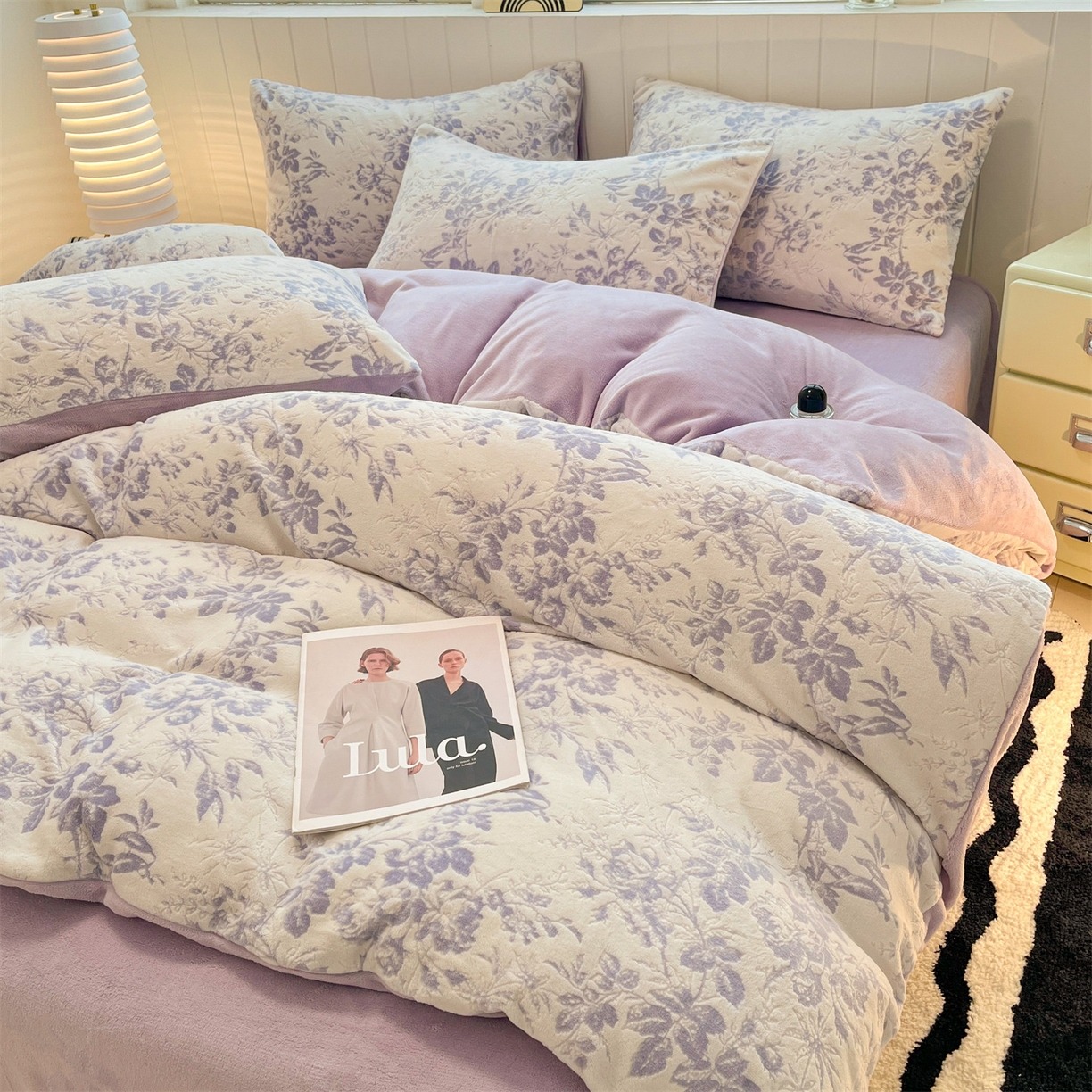 91家纺网 家纺一手货源 找家纺 优迈 2025新款牛奶绒雕花四件套 紫韵花笺