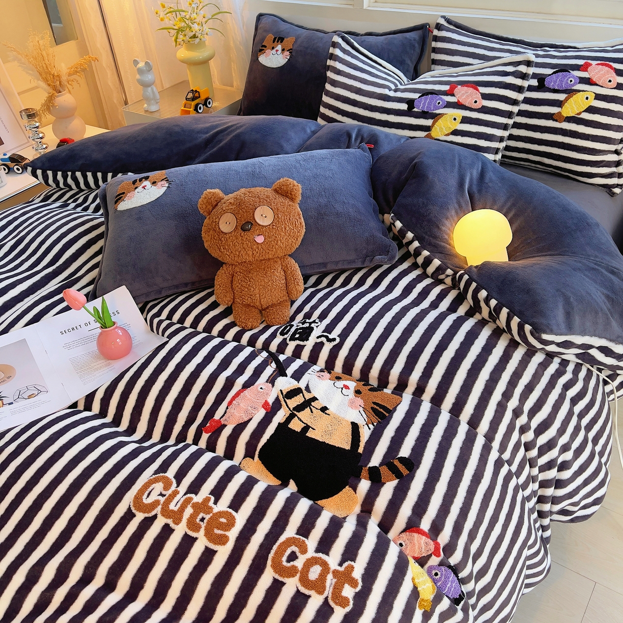 91家纺网 家纺一手货源 找家纺 炫拼家纺 2025新款高克重牛奶绒毛巾绣卡通四件套-可孚系列 可孚-钓鱼的猫