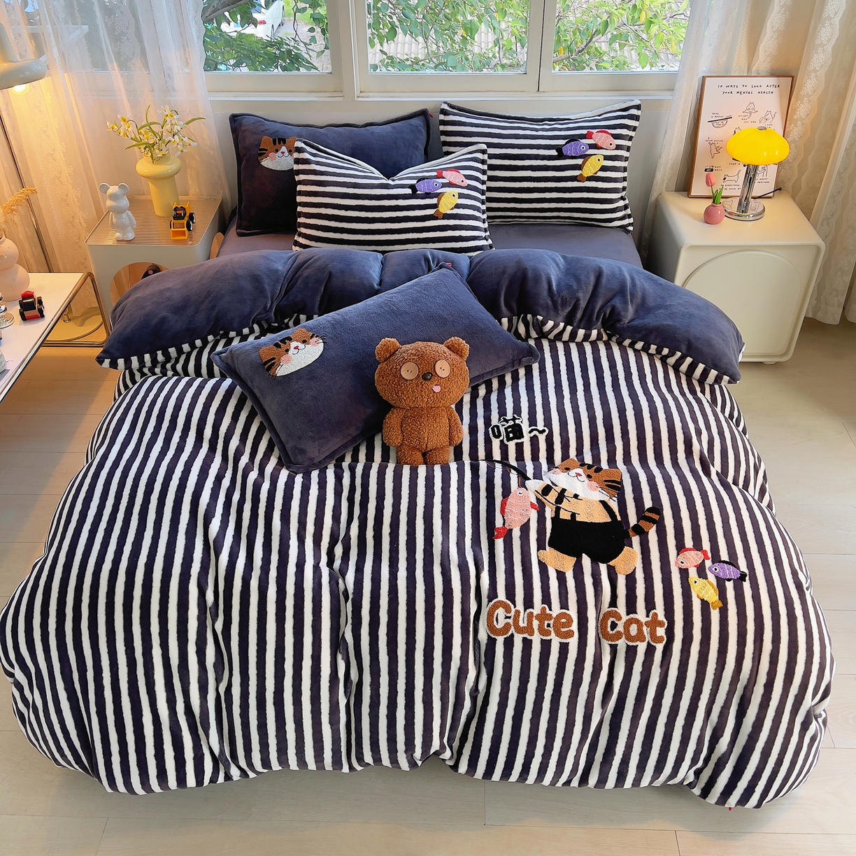 91家纺网 家纺一手货源 找家纺 炫拼家纺 2025新款高克重牛奶绒毛巾绣卡通四件套-可孚系列 可孚-钓鱼的猫