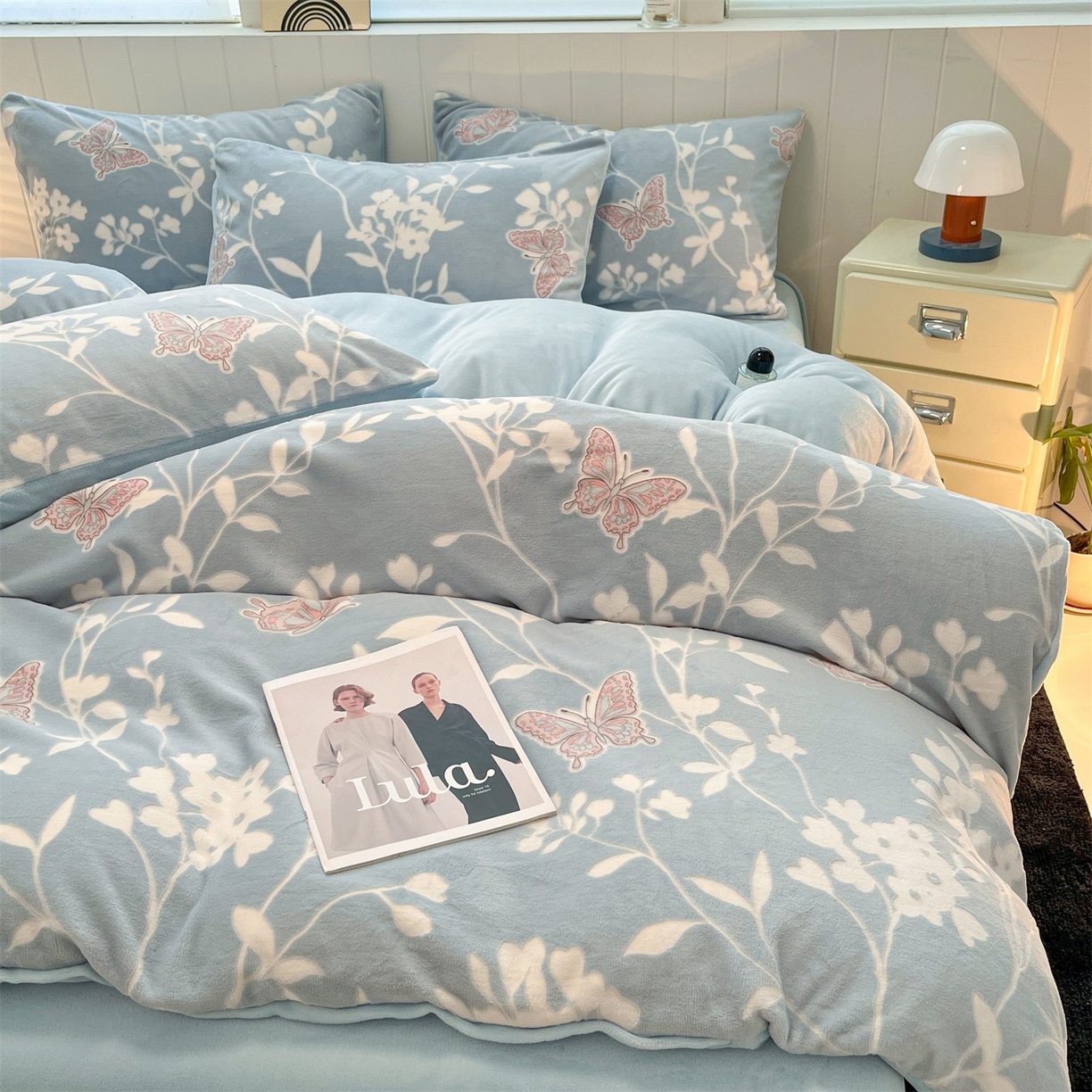 91家纺网 家纺一手货源 找家纺 优迈 2025新款牛奶绒雕花四件套 蝶语蓝韵